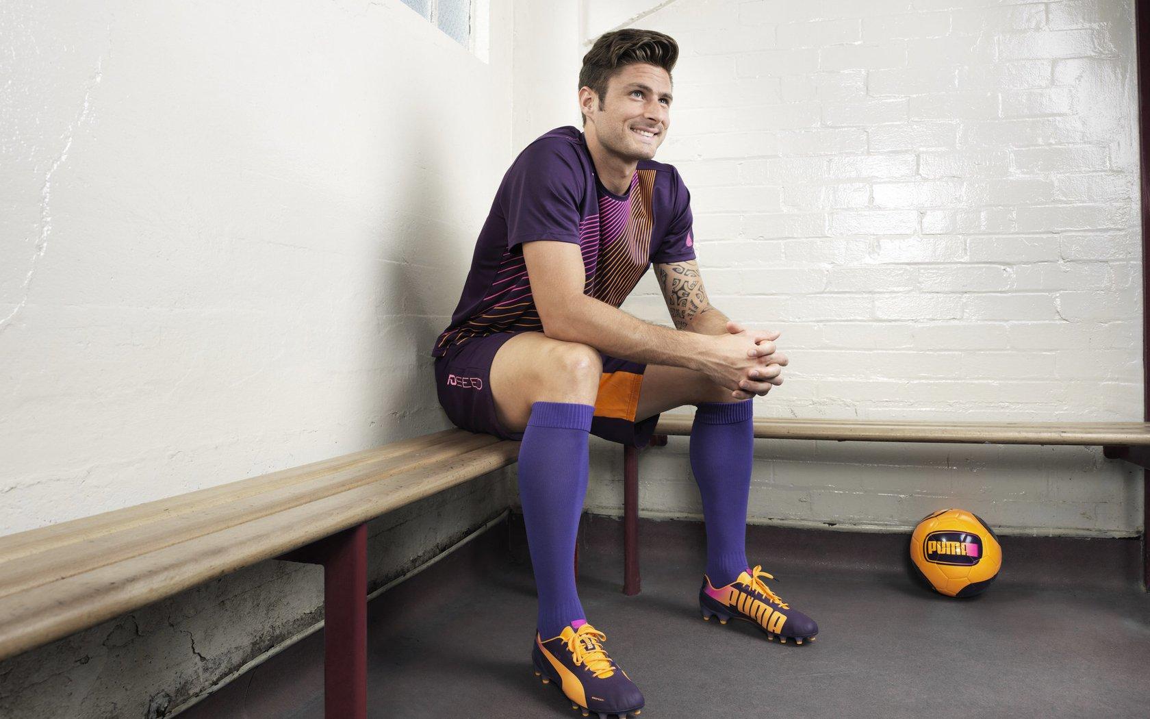 足球赛场惊现医学奇迹？民主刚果国脚穆图萨米重伤离场后光速起身奔跑引争议